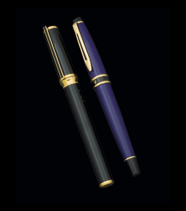 Lote de dos estilográficas: una WATERMAN de celuloide azul y una S.T. Dupont con laa de China negra.