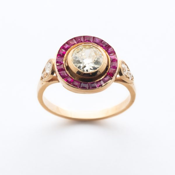 Sortija dise&ntilde;o circular en oro con centro y brazos de diamantes talla brillante y orla de rub&iacute;es calibrados, c.1950.