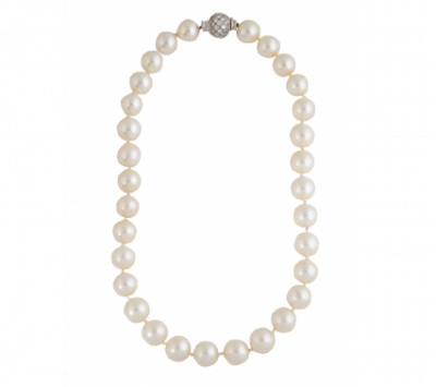 Collar de perlas australlianas compuesto por 31 perlas con cierre de esfera cuajada de brillantes. 