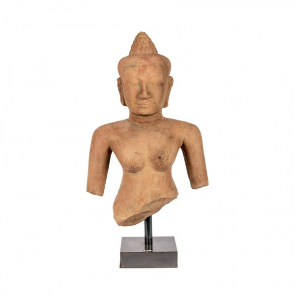 Torso de buda Khmer del periodo Lapburi (Camboya), s.XI d.C. Escultura realizada en pieda arenisca.