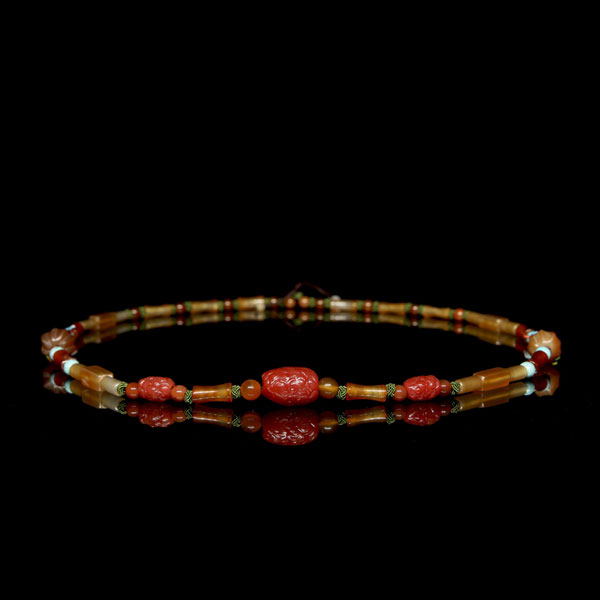 Hermoso collar de cuentas de colores, ágata y Liúlí "琉璃". Se compone de un total de 47 piezas talladas y modeladas con detalles en relieve 