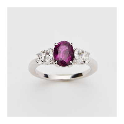 Sortija en oro blanco con rubí de Siam y diamantes talla oval engastados en garras.