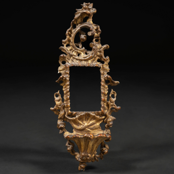 Benditera en madera tallada y policromada en dorada del siglo XVIII.