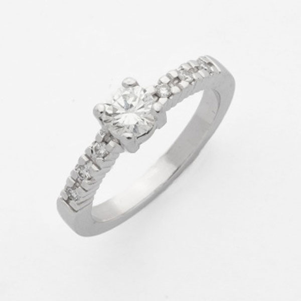 Solitario en oro blanco con diamante talla brillante central con un peso total de 0,50 cts. y brillantes en los brazos