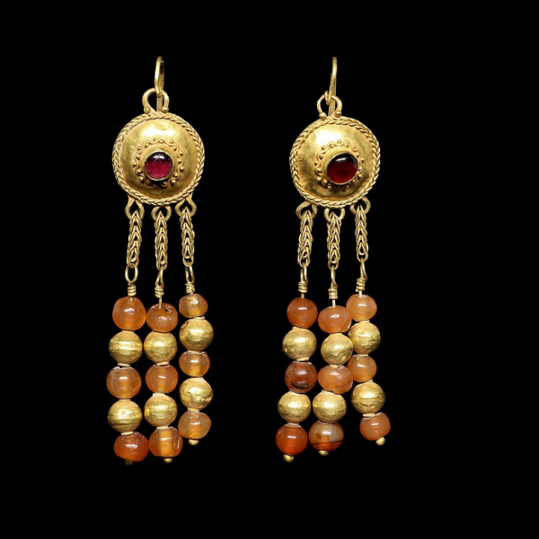 Pareja de pendientes de estilo maya de oro amarillo 22k con piedras de colores.