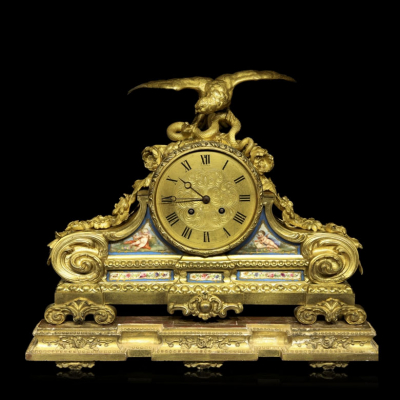 Reloj de sobremesa de bronce y porcelana, Francia, S. XIX.
