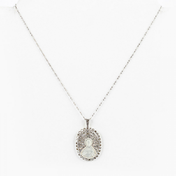 Cadena y una delicada medalla oval antigua, en platino y nácar. Motivo de la Virgen 