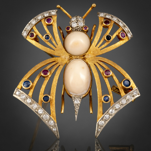 Broche en forma de mariposa en oro amarillo de 18kt con brillantes, coral, zafiro y rubíes.