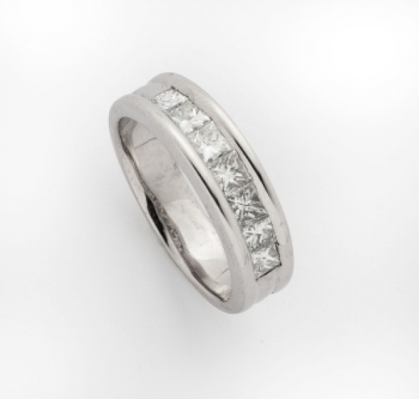 Media alianza en oro blanco con 7 diamantes talla carré con un peso total de 0,80 cts. aprox.