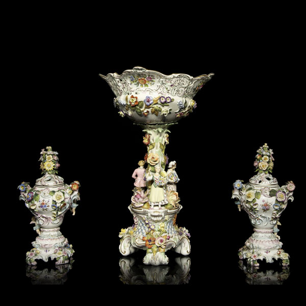 Conjunto de porcelana Alemana, con una pieza central y dos recipientes con tapa, con sello de Karl Thieme de Potschappel.