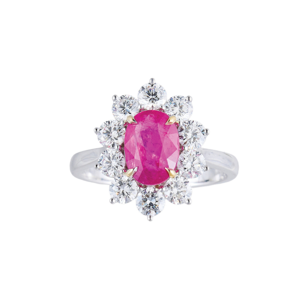 Sortija rosetón en oro blanco con rubí talla oval de Myanmar (Burma) orlado por diamantes talla brillante.