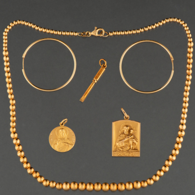 Conjunto de collar de bolas, dos medalla, pareja de pendientes y colgante en oro amarillo de 18kt.