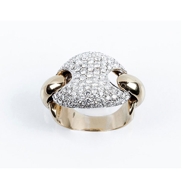Sortija de alta joyería en sólida montura de oro amarillo con motivo central en pavé de limpios y blancos diamantes, talla brillante