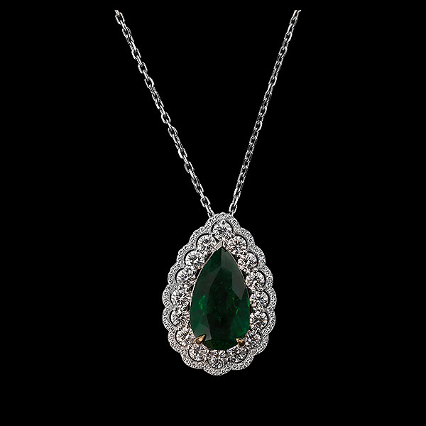 Colgante en oro bicolor con esmeralda de Zambia talla perilla, 5,89 ct aprox y doble orla de diamantes talla brillante, 3,44 ct aprox.
