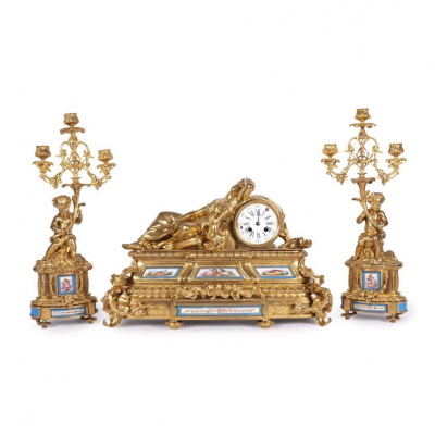 Importante Guarnici&oacute;n Luis XVI &eacute;poca Napole&oacute;n III, S. XIX.   Realizada en bronce dorado al mercurio.  
