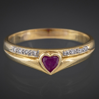 Anillo en oro amarillo de 18kt con brillantes y rubí en forma de corazón.