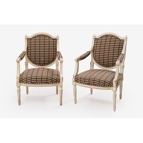 Pareja de butacas en madera tallada y lacada con decoraci&oacute;n vegetal y perlas. Estilo Luis XVI.   &Eacute;poca: S. XX 