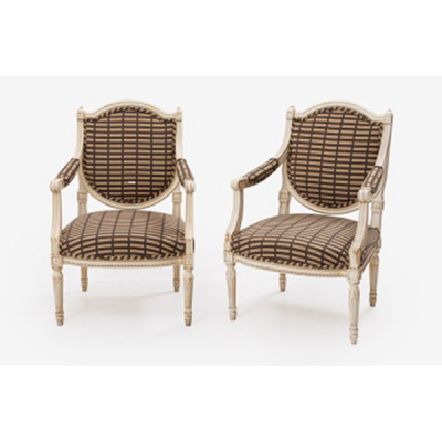 Pareja de butacas en madera tallada y lacada con decoración vegetal y perlas. Estilo Luis XVI.   Época: S. XX 