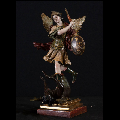 Muy importante Arcángel San Miguel sometiendo al Demonio, escuela Colonial de Quito del siglo XVIII.   En madera tallada, dorada, policromada y esgrafiada.