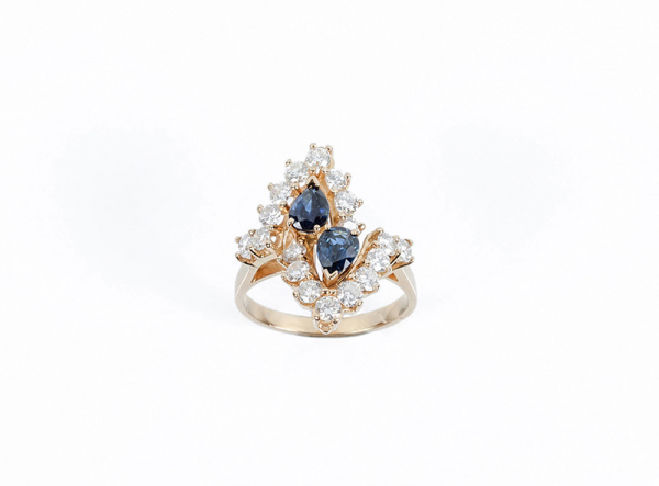 Elegante sortija &#039;tú y yo&#039; en oro amarillo, con dos bellos zafiros azules y blancos diamantes 
