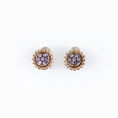 Pendientes &#039;botón&#039; en sólida montura de oro amarillo con rosetón de zafiros rosas en pavé, vistas pavonadas y orla en gallones.