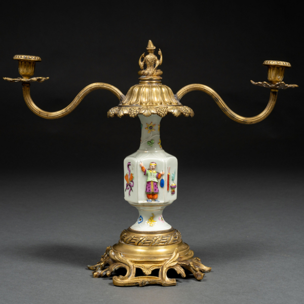 Candelero chino de dos luces en porcelana china con elementos decorativos en relieve del siglo XX.