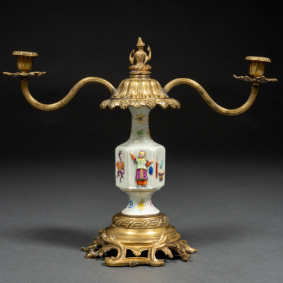 Candelero chino de dos luces en porcelana china con elementos decorativos en relieve del siglo XX.