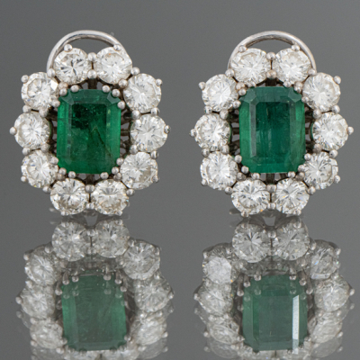 Elegante pareja de pendientes de esmeraldas y brillantes montados en oro blanco de 18kt.