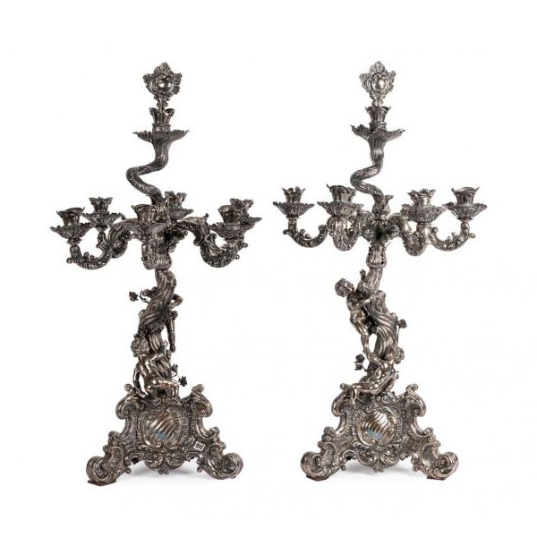 Pareja de grandes candelabros rococó realizados en plata sin punzón visible. 