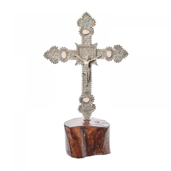 Escuela española s.XVII. Cruz procesional. Escultura en plata punzonada con decoración repujada y cincelada de roleos, acantos, motivos florales y cabujones en cuarzo rosa.