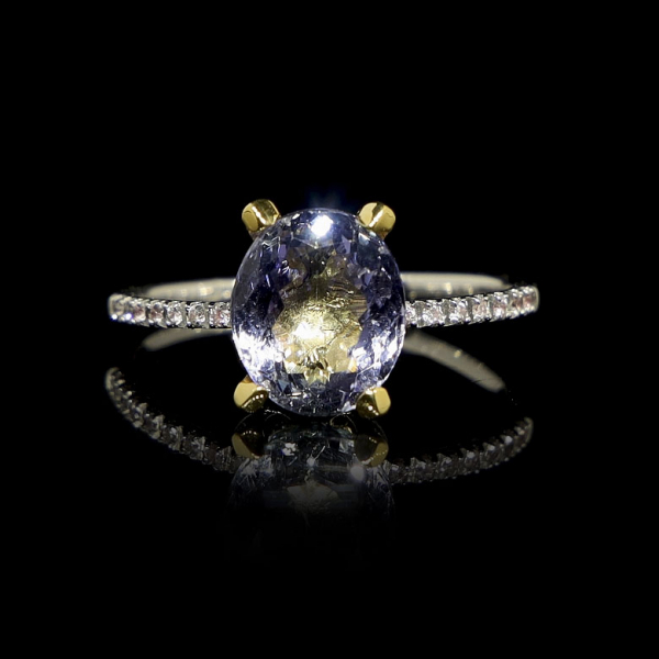 Anillo en oro blanco y amarillo de 18 kt con tanzanita y diamantes. 