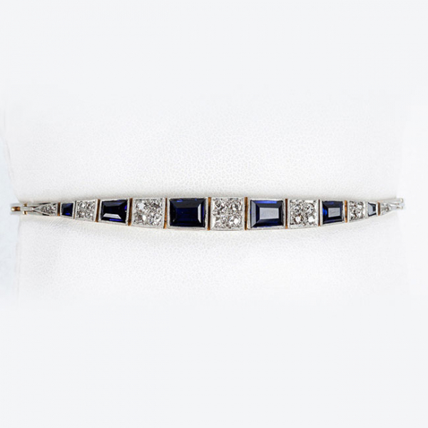 Delicada pulsera 'art-decó' en montura de oro amarillo 18 K y vistas de platino con piedras azules calibradas y pavé de limpios y blancos diamantes 