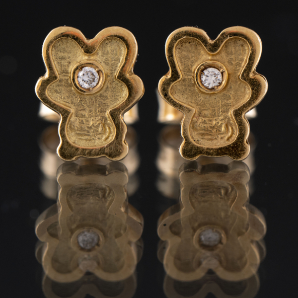 Pareja de pendientes en forma de oso en oro amarillo de 18 kt con pequeño brillante central.