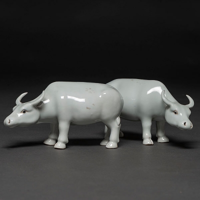 Pareja de búfalos en porcelana china época República. Trabajo Chino, Siglo XX