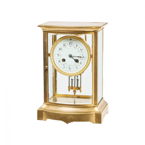 Reloj de sobremesa francés acistalado con caja en latón dorado. Esfera esmaltada marcada Tiffany &amp; Co.