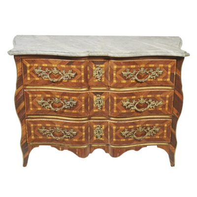 C&oacute;moda Luis XV en madera de palo rosa con marqueter&iacute;as de motivos geom&eacute;tricos, s.XVIII. 