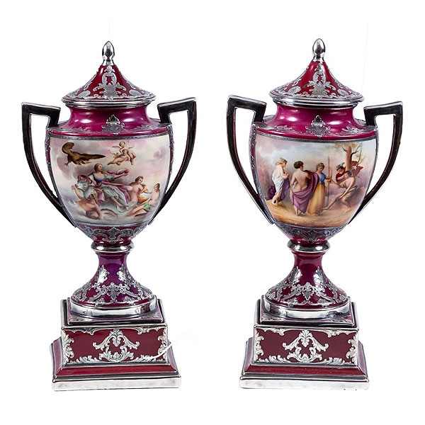 Pareja de jarrones con tapa de porcelana de Viena 1900