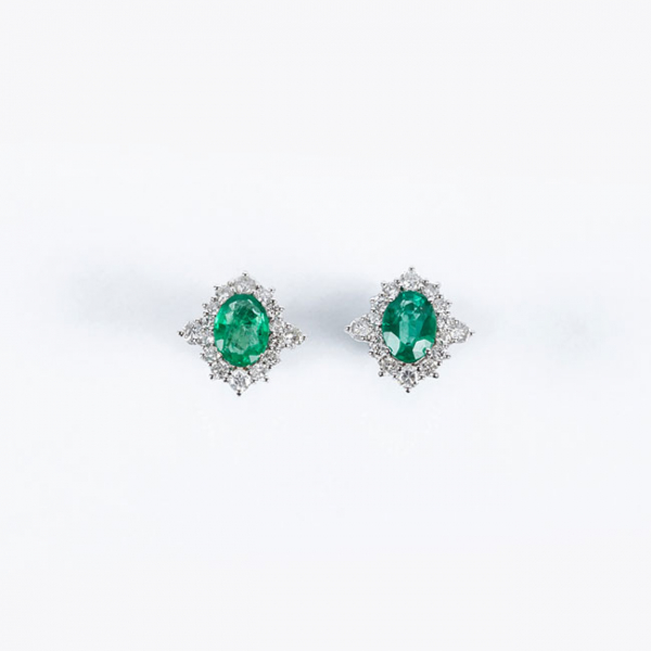 Pendientes en oro blanco 18 K, con una bella esmeralda y diamantes
