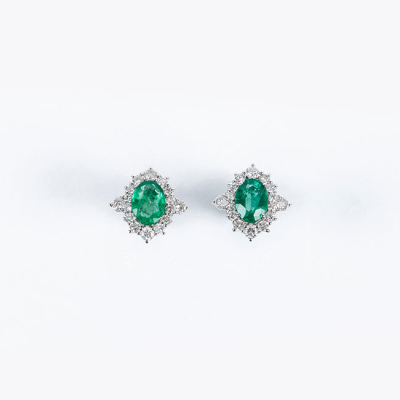 Pendientes en oro blanco 18 K, con una bella esmeralda y diamantes