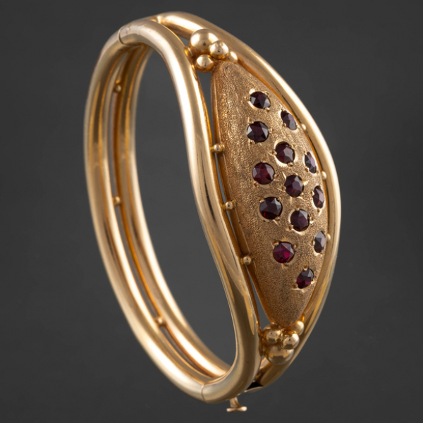 Pulsera rígida en oro amarillo de 18 kt con granates.