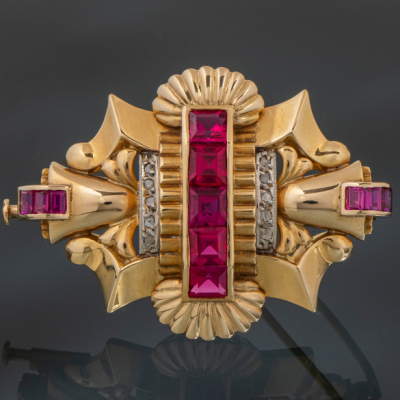 Broche Chevalier en oro amarillo de 18kt con brillantes y rubíes sintéticos.