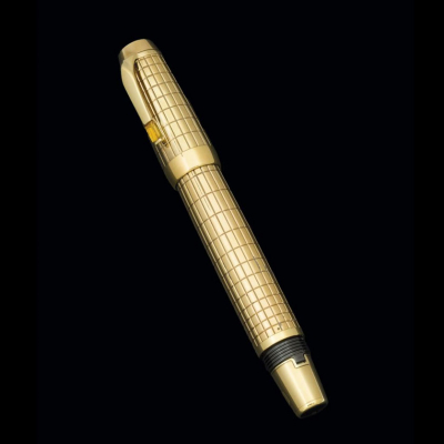 Estilográfica Montblanc &quot;Boheme&quot; con citrino.   Realizada en metal vermeil con citrino en el clip. Retráctil. Plumín de oro de 18 K.