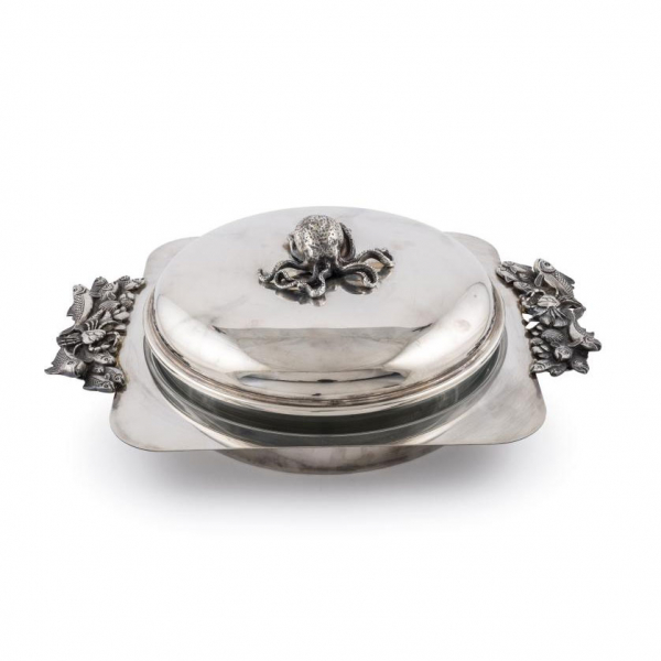 Fuente cubierta o mantenedor en metal plateado. S. XX. 
