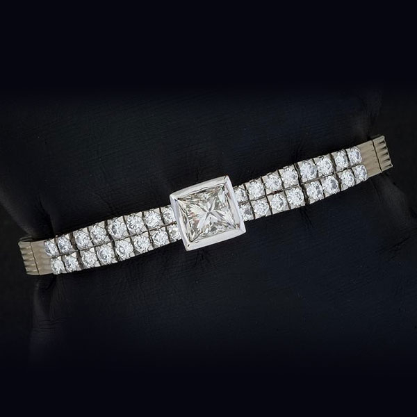 Pulsera de oro blanco de 18 K. con gran diamante talla princesa central de 3,20 cts. 