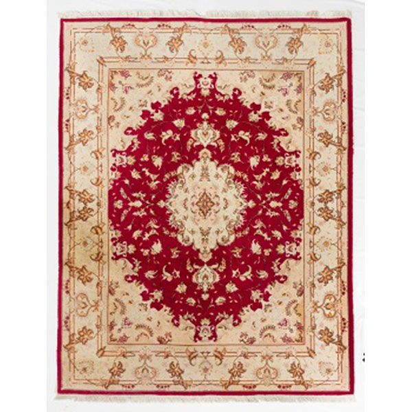 Alfombra de lana con medallón central, flores, hojas y greca. Firmada.  Época: S. XX