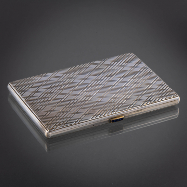 Bonita pitillera en plata española y punzonada del siglo XX.  