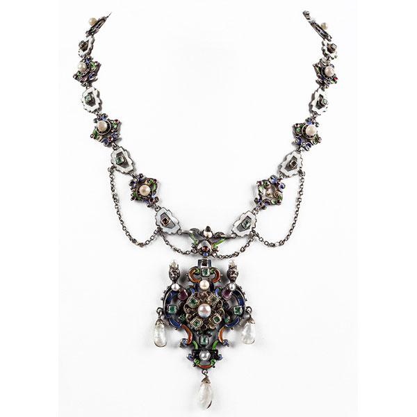 Collar pectoral antiguo de estilo renacentista, s XVIII-XIX, realizado en plata con decoración esmaltada multicolor, perlas naturales, granates, peridotos, esmeralditas,...