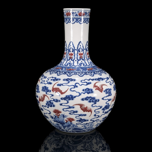 Jarrón globular de porcelana "Murciélagos", dinastía Qing.
