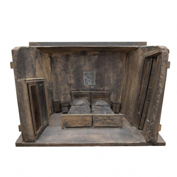 Julio Lopez Hernandez.   "Dormitorio - Almagro 28 (1972)". Escultura de madera tallada y bronce. Firmada 