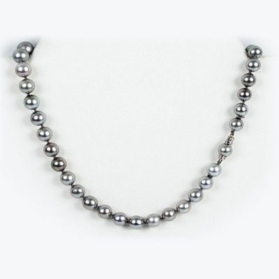 Collar-chocker formado por 44 bellas perlas grises de Tahití de oriente sedoso y homogéneo, y gran perfección  